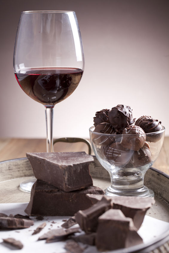 Un calice di vino rosso accompagnato con del cioccolato
