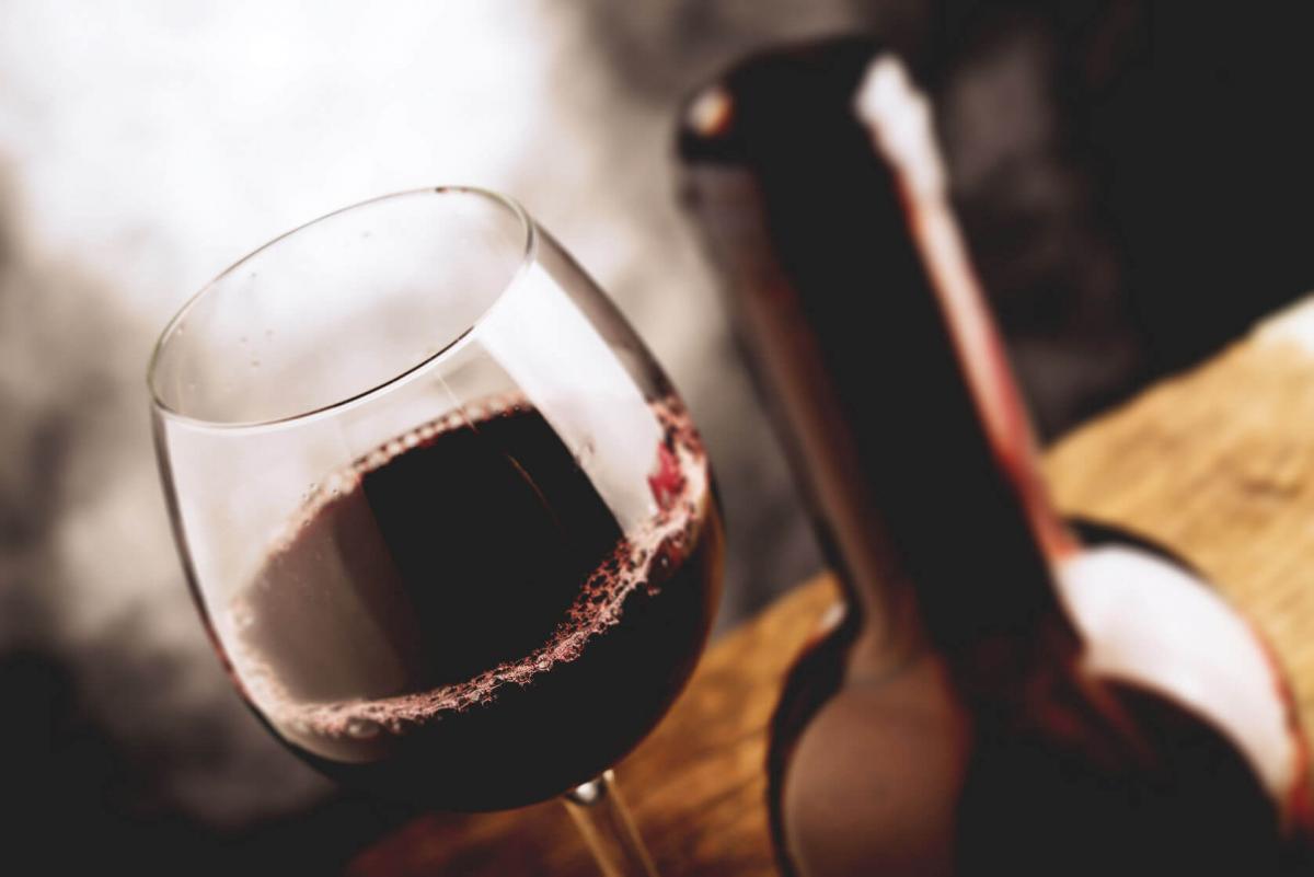 Calice Bordeaux con vino rosso