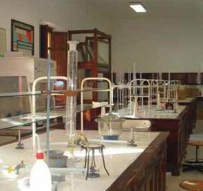 Un laboratorio della scuola di enologia di Marsala