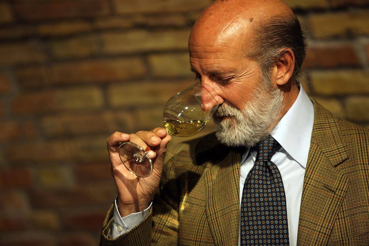Luca Maroni durante la degustazione di un vino