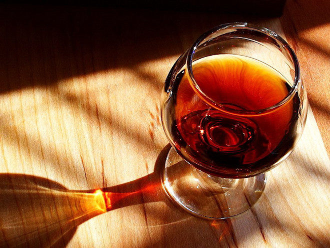 Bicchiere pieno di vino Marsala