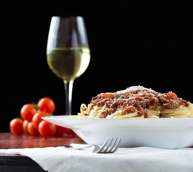 Calice di Soave Classico DOC con spaghetti al sugo di pomodoro