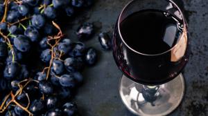 Vino rosso scuro e uva nera